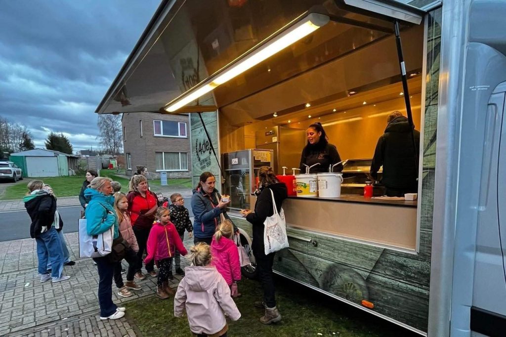 Mobifrit trakteert zingende kinderen op gratis friet