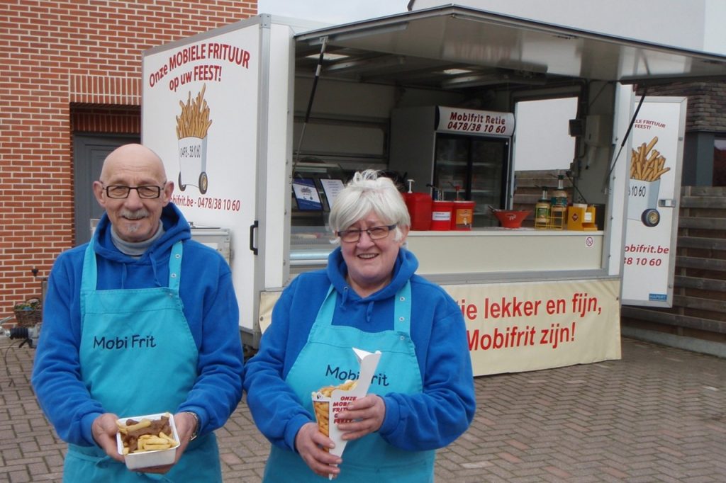 “50 kilo afgevallen, maar ik eet nog alle dagen friet”: pionier geeft na 49 jaar mobiele frituur over aan kleinzoon